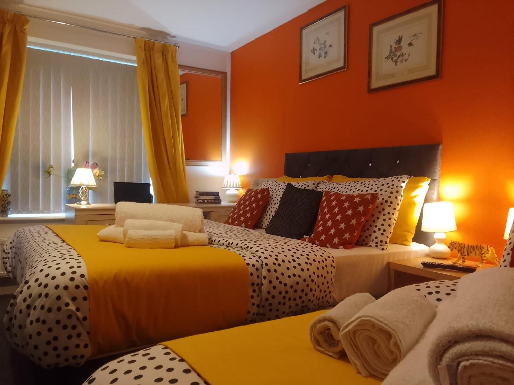 Cosy Stay In Walsall By Ideal Home Bloxwich Exterior photo