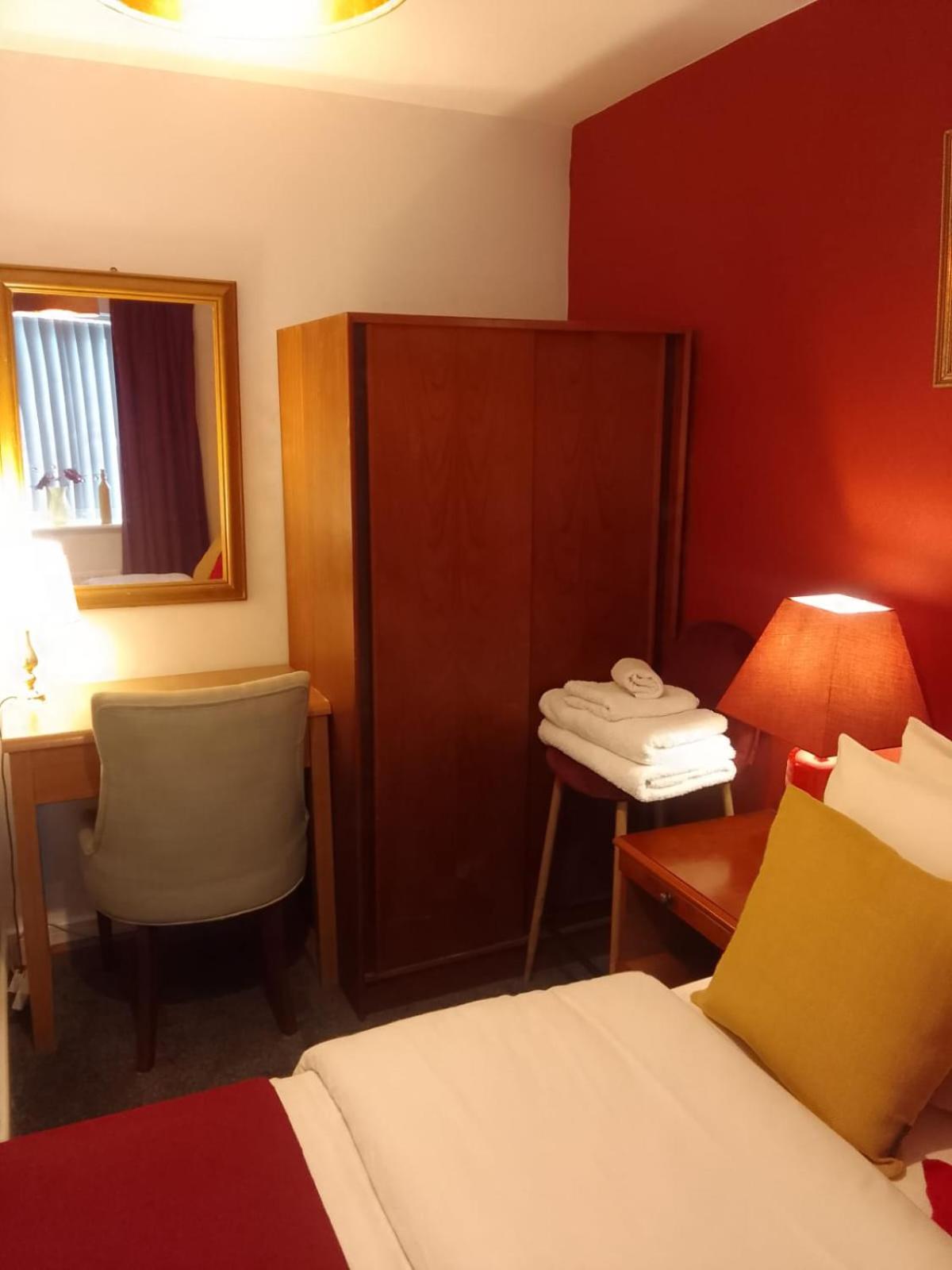 Cosy Stay In Walsall By Ideal Home Bloxwich Exterior photo